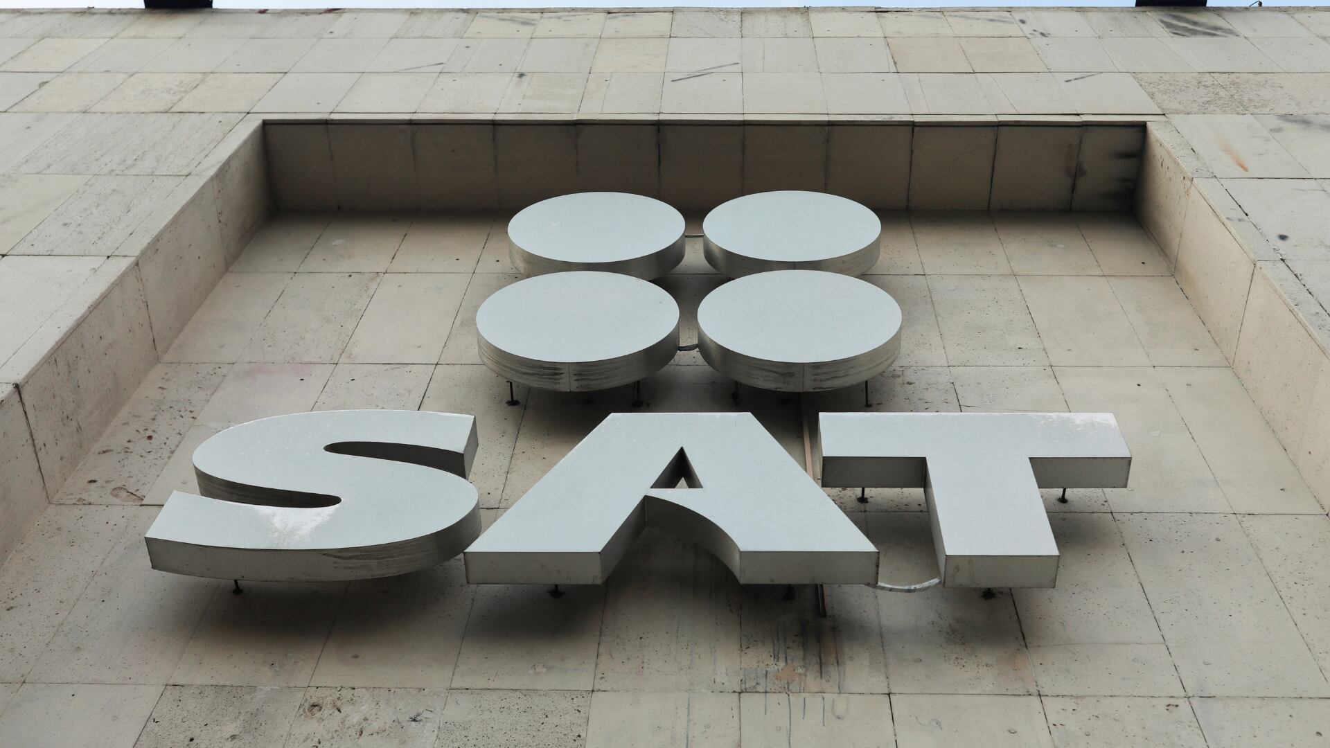 Las visitas del SAT deben estar firmadas por la autoridad competente. (REUTERS/Henry Romero).