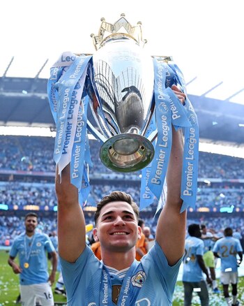 Julián Álvarez con el trofeo