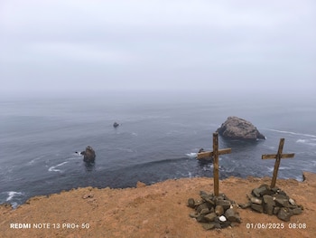 Dos cruces instaladas en Playa
