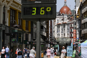 Un termómetro marca 36 grados este viernes, en Oviedo. (Eloy Alonso/EFE)