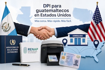 Dos manos se estrechan entre las banderas de Guatemala y Estados Unidos junto a un documento de identidad, una impresora y carpetas oficiales.