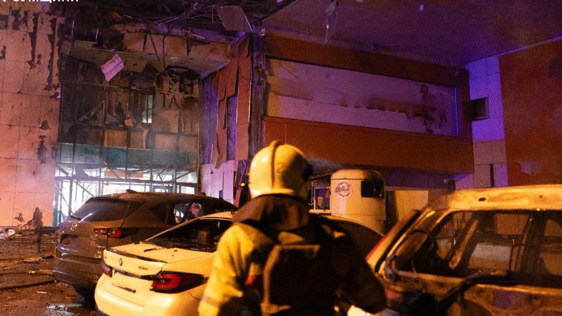 Rescatistas trabajando en Sumy para contrarrestar las llamas originadas por los bombardeos rusos (Servicio de Emergencia de Ucrania)