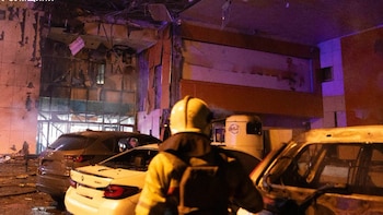 Rescatistas trabajando en Sumy para contrarrestar las llamas originadas por los bombardeos rusos (Servicio de Emergencia de Ucrania)