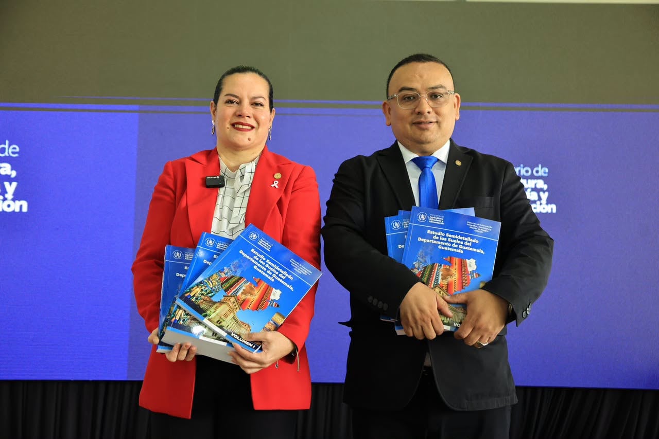 Dos representantes presentan ejemplares impresos del estudio de suelos del departamento de Guatemala publicado por el Ministerio de Agricultura, Ganadería y Alimentación. (Ministerio de Agricultura, Ganadería y Alimentación de Guatemala )