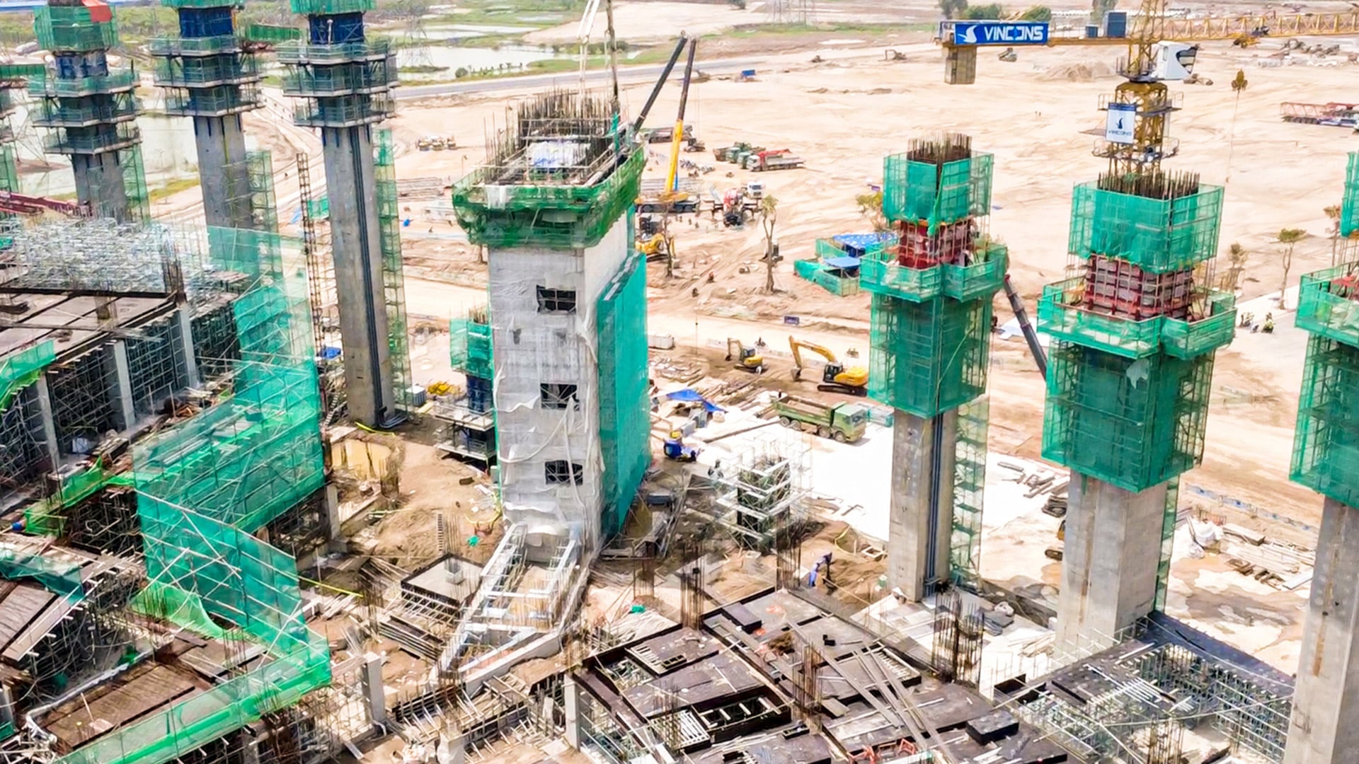 La construcción del estadio Trong Dong avanza en Hanói con el levantamiento de columnas de acero de 80 metros de altura (captura de video)