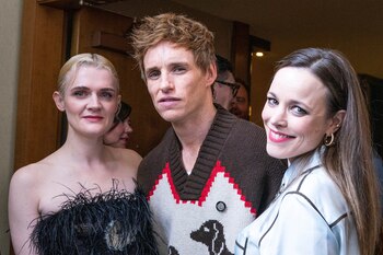 Gayle Rankin, Eddie Redmayne y Rachel McAdams fotografiados en la gala de anuncio de los nominados a los premios Tony 2024