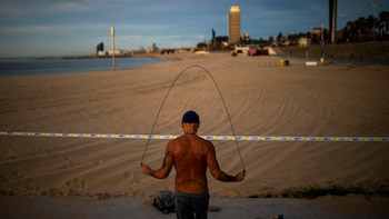 Un hombre hace ejercicio en