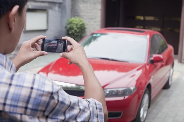 Una persona fotografía su coche (DepositPhotos)