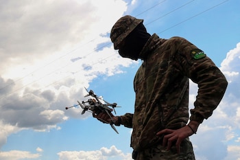 Un marine ucraniano opera un dron FPV durante un entrenamiento en la región de Dnipropetrovsk, mayo de 2023. Los drones de visión en primera persona son el eje del entrenamiento que China proporcionó en secreto a militares rusos, según Reuters. (Sofiia Gatilova/Reuters)