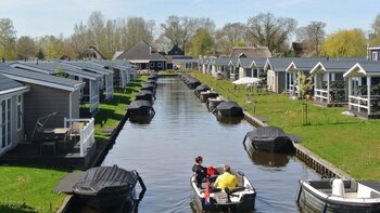 Los locales y turistas recorren