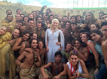 Emilia Clarke con los extras