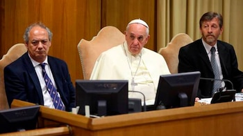 José María del Corral y Enrique Palmeyro, titulares de la ONG Scholas Occurrentes, junto al papa Francisco, en el acto del fin de semana en Roma