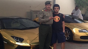 El joven de remera negra