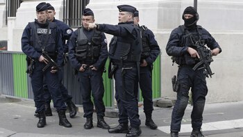 Las autoridades franceas continúan realizando