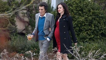 Ron Wood y su esposa.