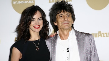 Ron Wood y su esposa.
