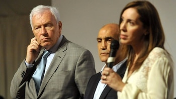 Carlos Mahiques observa a María