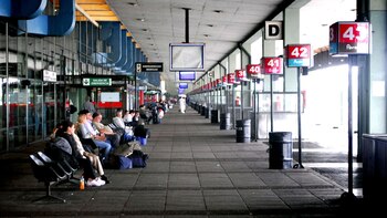 Pasajeros esperan en la terminal