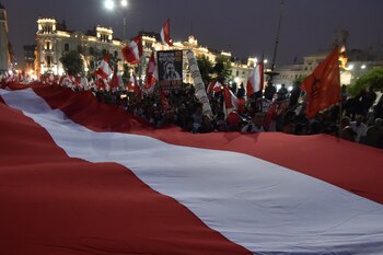 Miles de peruanos se manifestaron en la marcha “Keiko no va” (AFP)