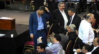 Tinelli se agarra la cabeza,