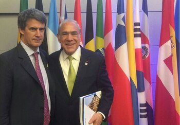 Alfonso Prat Gay, junto al