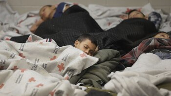 Niños duermen en un albergue