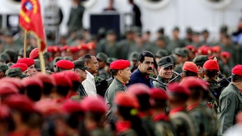 Nicolás Maduro, rodeado de militares
