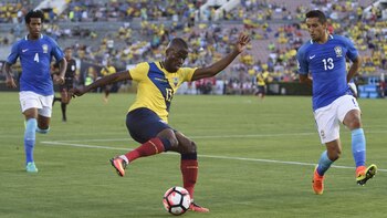 Enner Valencia intenta escapar de