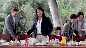 Keiko Fujimori desayunó junto a su familia antes de ir a votar. (Reuters)