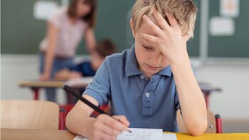 Para el Boston College, cuántas más mudanzas, más impactará en el desarrollo intelectual del niño (Shutterstock)