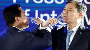 El presidente de Suning, Zhang Jindong (derecha) bebe junto con elal del Inter de Milán, Erick Thohir (Reuters)
