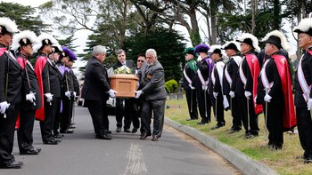 Los Caballeros de Columbus acompañaron el cortejo de Miranda (AP)