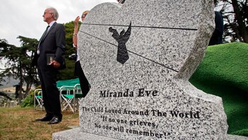 La lápida de Miranda. Allí puede leerse: “La niña amada alrededor del mundo. Si nadie se aflige, nadie recordará” (AP)