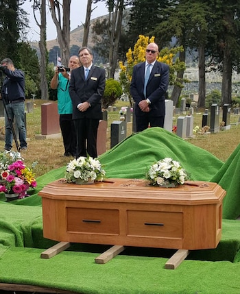 El entierro de Miranda en el Cementerio Greenlawn Memorial Park, en Colma, San Francisco
