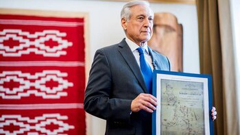 El canciller chileno Heraldo Muñoz, en marzo de este año, muestra un mapa de Chile que acompaña al tratado de 1904 firmado con Bolivia (crédito: Cancillería)