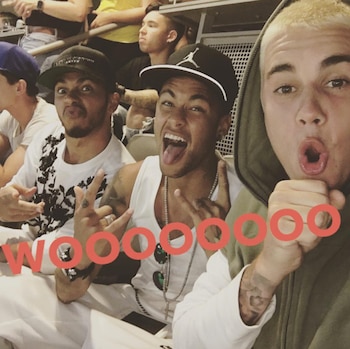Neymar Júnior junto a Justin Bieber durante el partido Brasil-Ecuador de la Copa América