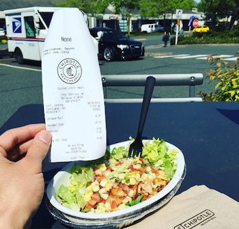 Cunningham no solo ordenaba por teléfono o internet, también se acercaba a los locales de la cadena de comida rápida Chipotle para cumplir su desafío
