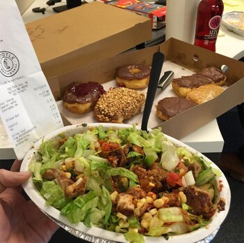 ¿Un buen complemento? Ensalada con donuts