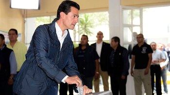 El presidente Peña Nieto votando