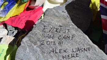 Las personas que escriban las piedras que rodean al Monte Everest quedarán registrados como “turistas no gratos” por el gobierno chino. (Shutterstock)