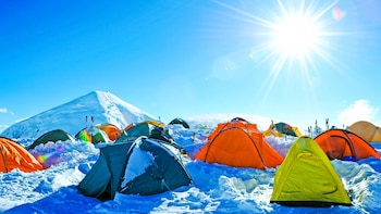 Uno de los campamentos en los que hacen base los alpinistas y aventureros (Shutterstock)