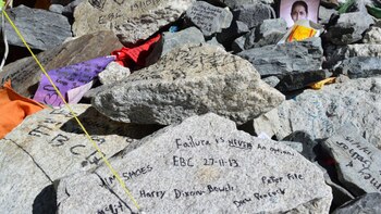 Es cada vez más frecuente encontrar en los monumentos y carteles de los dos campos base inscripciones en diferentes idiomas. (Shutterstock)