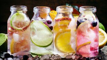 El jugo de limón puede mezclarse con otras frutas para sumar más propiedades (Shutterstock)