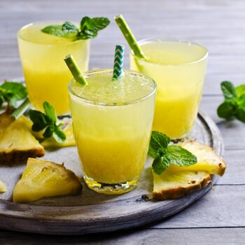 El jugo del limón y el de ananá, una mezcla de sabor y beneficios (Shutterstock)