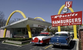 Fachada del restaurante Mc Donald´s más antiguo todavía hoy en funcionamiento, ubicado en Downey, California. Opera con significativo éxito desde el año 1953
