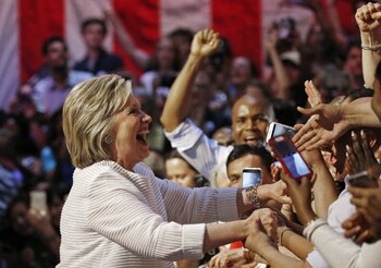 Clinton gana mucho apoyo femenino,