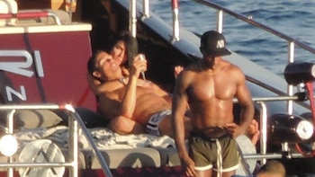 Cristiano Ronaldo recostado sobre Paula