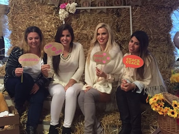 Lola Bezerra con sus amigas
