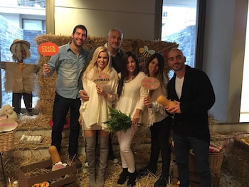 Lola Bezerra y su marido con familiares y amigos