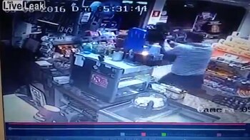 Video: quiso robarle sin saber que era policía y terminó muerto